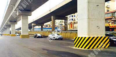 為沈陽東陵路高架橋安裝的復合材料公路橋墩防撞設施
