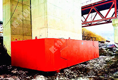 已經將自浮式鋼覆復合材料橋梁防撞設施安裝完成的一個橋墩